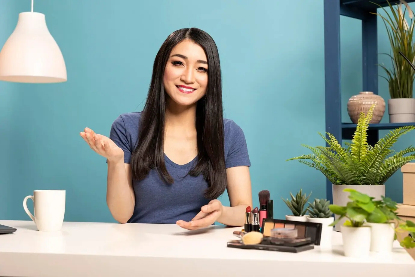 Inhaltsersteller streamt live am Schreibtisch